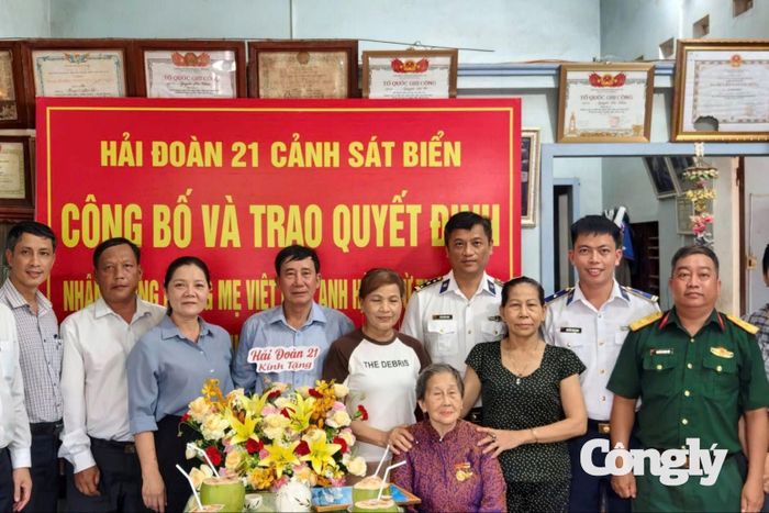 Đại diện Hải đoàn 21, Đảng ủy, UBND phường Hoài Nhơn Nam cùng gia đình chụp ảnh lưu niệm với Mẹ Việt Nam anh hùng Từ Thị Nghiệm.