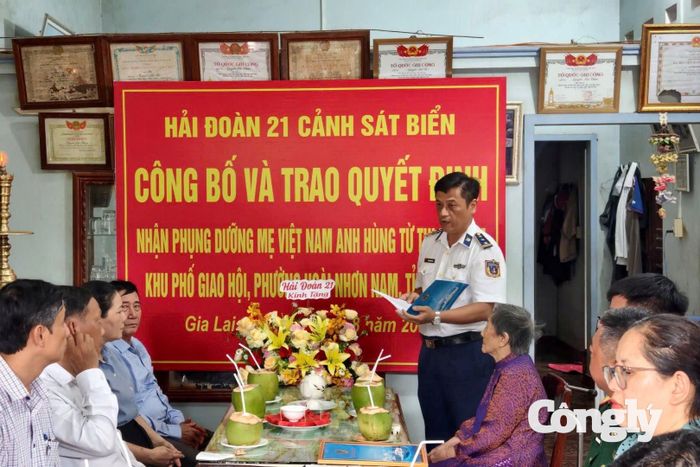 Thượng tá Trần Quốc Dinh, Phó Chính ủy Hải đoàn 21 công bố Quyết định nhận phụng dưỡng Mẹ Việt Nam anh hùng Từ Thị Nghiệm trước sự chứng kiến của đại diện cấp ủy, chính quyền địa phương và gia đình Mẹ.