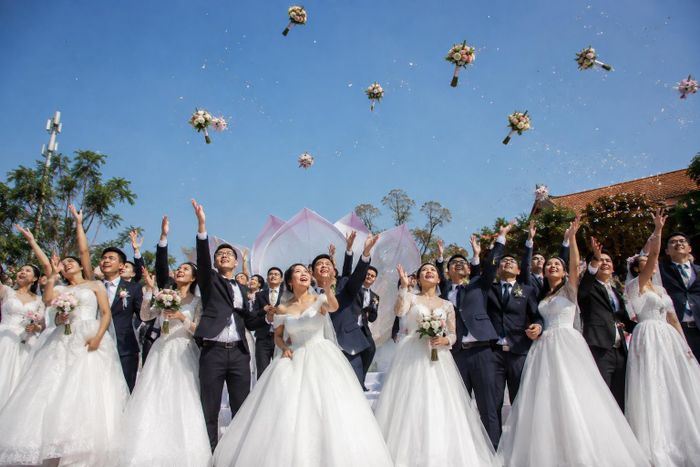 Theo TS Thảo, về chính sách, thay vì chỉ tập trung vào các khoản hỗ trợ khi sinh con, cần ưu tiên giảm chi phí và rủi ro của việc xây dựng gia đình. Ảnh: AI