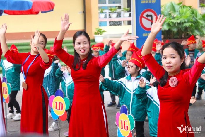 Giáo viên và học sinh tại một trường tiểu học. Ảnh minh họa: Thanh Hùng