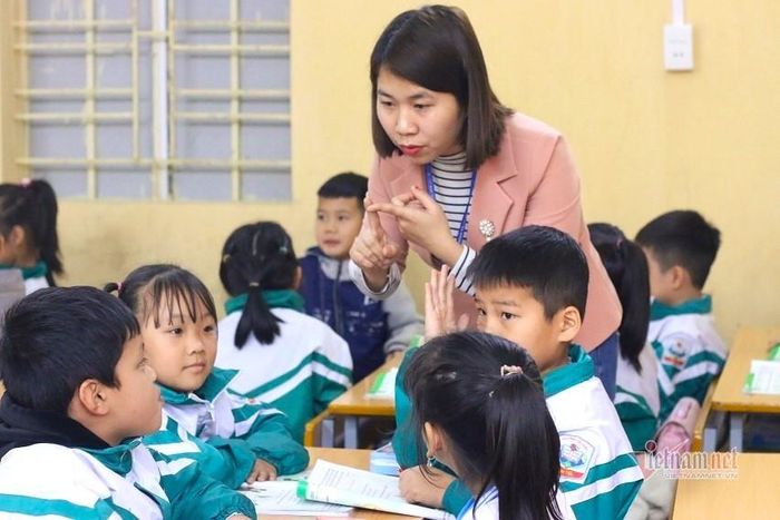 Cô trò tại một trường tiểu học phía Bắc. Ảnh minh họa: Thanh Hùng