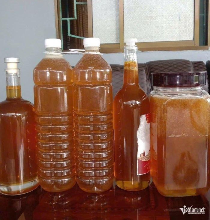 Đến thời điểm này, ông Mẫn đang còn hơn 30 lít mật ong chờ người mua. Ảnh: Phạm Tiến