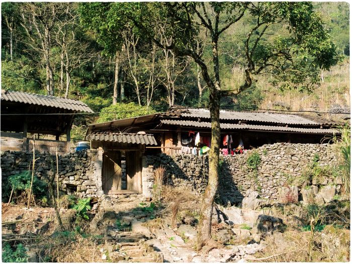 Làng Sảo Há gây ấn tượng với cảnh quan nguyên sơ, thời tiết mát mẻ dễ chịu. Ảnh: Quang Huy/@Huythichdichiu