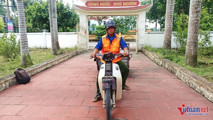 Bạn đồng hành của anh Long mỗi ngày là chiếc xe máy, kéo theo xe để đồ dùng