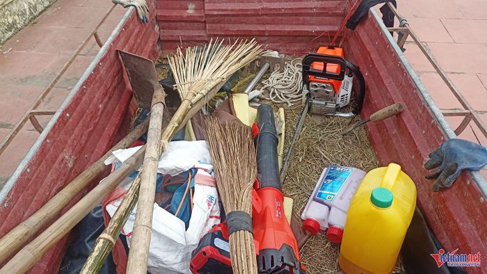 Những vật dụng gắn với công việc của anh Long