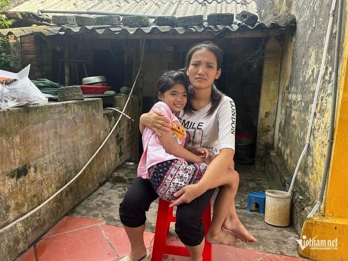 Ròng rã suốt 9 năm trời, chị Quỳnh đưa con đi bệnh viện chữa bệnh tim và teo não