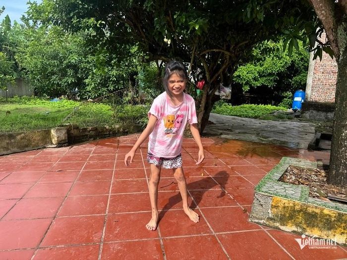 Dù đã hơn 10 tuổi nhưng việc đi lại và vận động của Linh gặp nhiều khó khăn