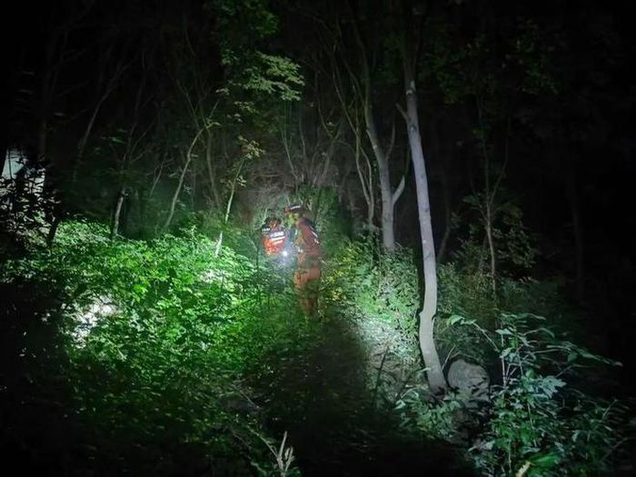 Phải mất 20 giờ mới có thể tìm thấy 2 người bị lạc nhưng lời giải thích sau đó khiến ai cũng ngạc nhiên. Ảnh: Beijing News