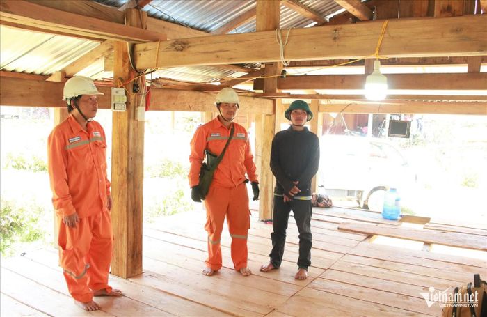 Kéo nguồn điện lưới về thôn bản miền núi không chỉ đủ thắp sáng bóng đèn mà còn phải đủ nuôi sinh kế. Ảnh: Ngọc Chí