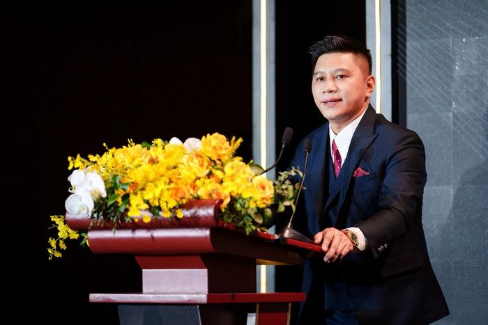 Ông Ngọc Bùi - Giám đốc Dot Property Vietnam chia sẻ thông điệp truyền cảm hứng tại sự kiện. Ảnh: Dot Property