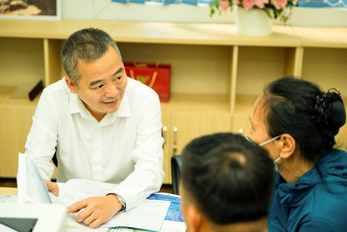 PGS Nguyễn Lân Hiếu tư vấn cho người bệnh. Ảnh: D.Thu.