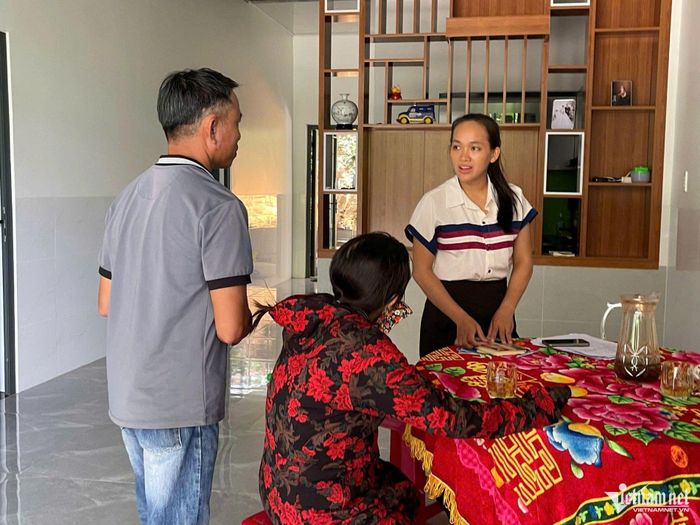 Chị Nguyễn Thị Ly, Trưởng thôn Phú Vinh trao đổi công việc với người dân. Ảnh: Huy Trường