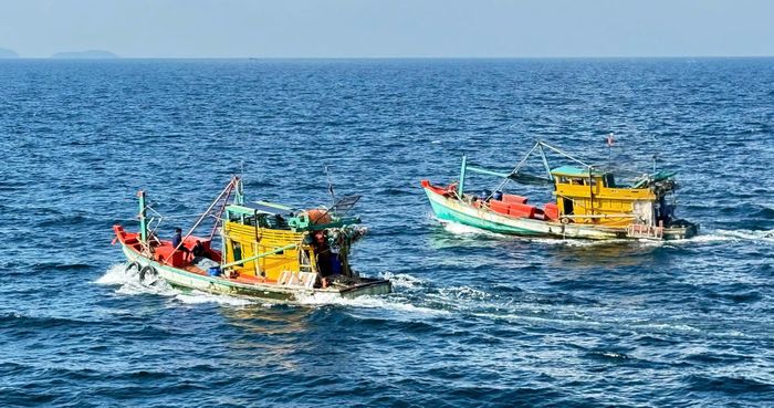 Các lực lượng phối hợp đưa thi thể vào bờ bàn giao cho cơ quan chức năng.