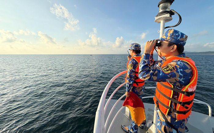 Cán bộ, chiến sĩ Tàu 637 quan sát, tìm kiếm các ngư dân nghi rơi xuống biển.