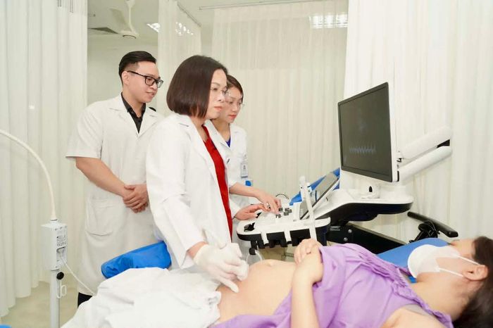 PGS. TS Nguyễn Thị Thu Hà, Phó Giám đốc Bệnh viện Phụ sản Trung ương thăm khám cho sản phụ. Ảnh: N. Huyền 