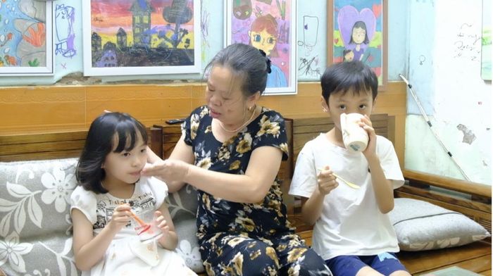 Khoảnh khắc giản dị trong công việc hằng ngày của bà Hà