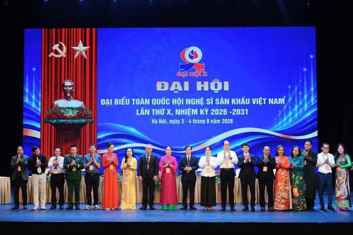 20 người trong Ban chấp hành Hội Nghệ sĩ sân khấu Việt Nam khóa X.