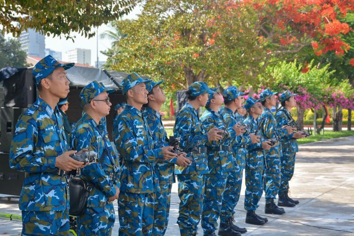 Các cán bộ, kỹ thuật viên điều khiển các phương tiện không người lái. Ảnh: N.X