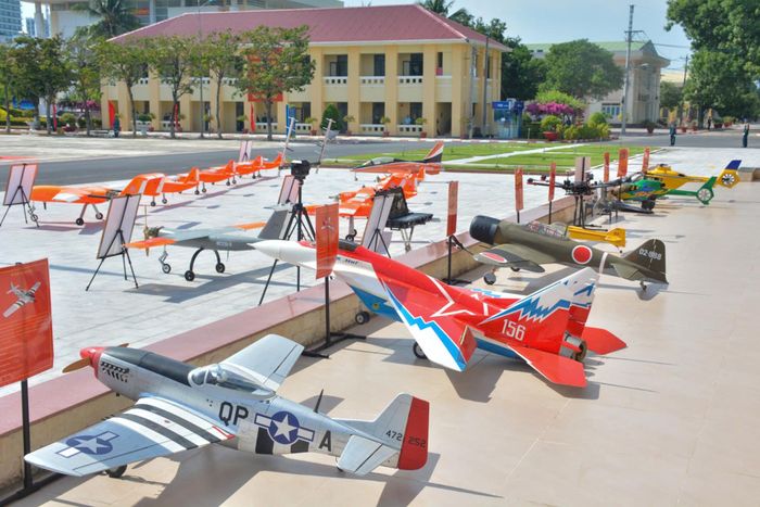 Các thiết bị tại Trung tâm huấn luyện thực hành phương tiện không người lái. Ảnh: N.X