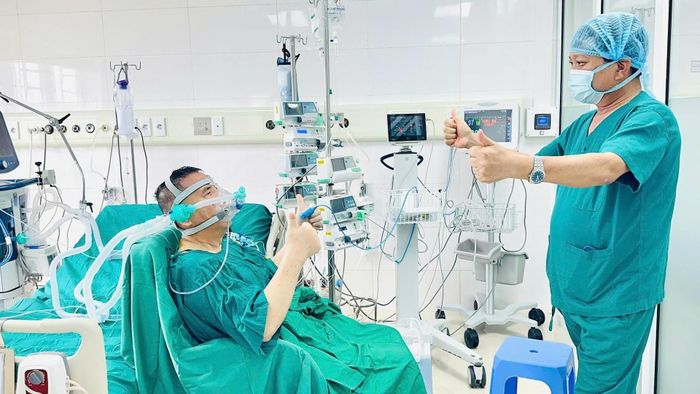 Ông T. tỉnh táo sau 24 giờ ghép phổi. Ảnh: BVCC