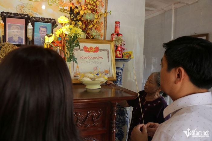 Bà Ngô Thị Lam (vợ ông Thái Doãn Ích) bên bàn thờ người em trai của chồng - liệt sĩ Thái Doãn Mẫu. Ảnh: Thanh Hải