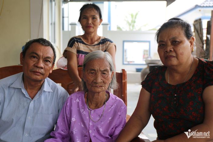 Mẹ Việt Nam Anh hùng Nguyễn Thị Lịnh (SN 1929) cùng con cháu ngóng đợi liệt sĩ Nguyễn Tớu (SN 1930), hi sinh năm 1954 ở Phongsaly đã hơn 7 thập kỷ. Ảnh: Thanh Hải