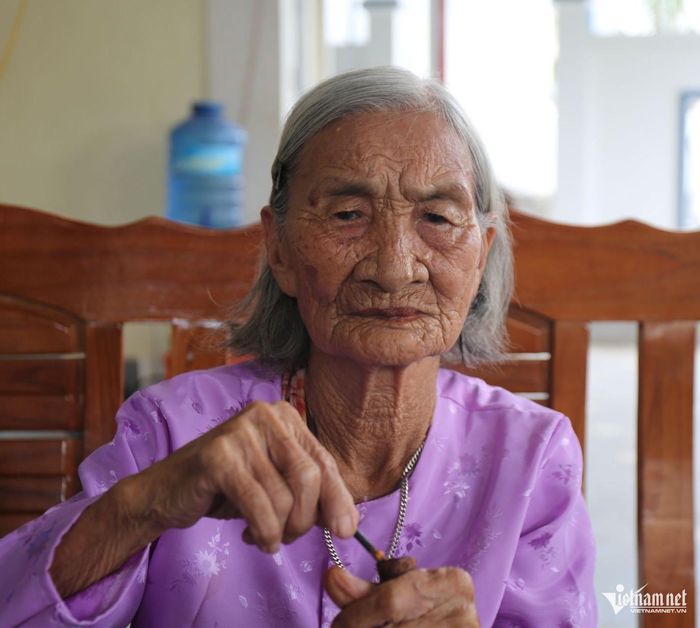 Mẹ Việt Nam Anh hùng Nguyễn Thị Lịnh (98 tuổi) khắc khoải chờ chồng - Liệt sĩ Nguyễn Tớu hi sinh năm 1954 trong kháng chiến chống Pháp ở Phongsaly . Ảnh: Thanh Hải