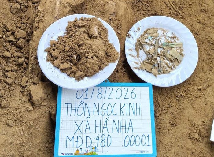 Mẫu xương và di vật được tìm thấy. Ảnh: Quang Cường
