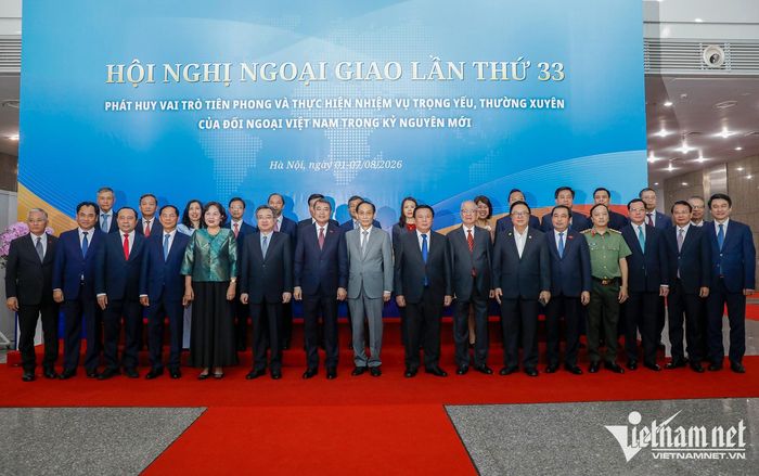 Thủ tướng Lê Minh Hưng và các đại biểu tại phiên họp