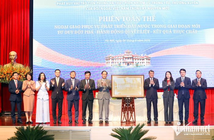 Thủ tướng tặng quà cho Bộ Ngoại giao