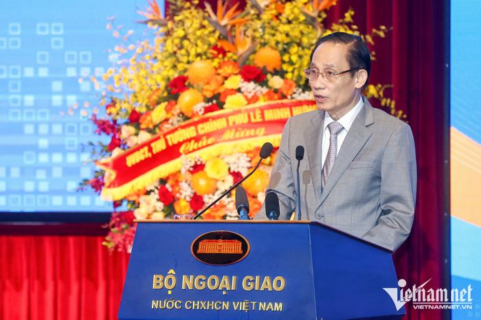 Bộ trưởng Lê Hoài Trung: Ngoại giao phục vụ phát triển cũng ngày càng đóng góp thực chất hơn vào tăng trưởng, bảo đảm an ninh kinh tế và ứng phó với các tình huống khủng hoảng