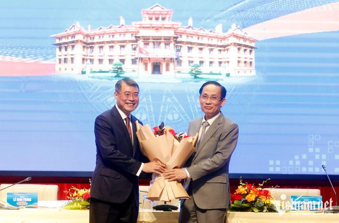 Bộ trưởng Ngoại giao Lê Hoài Trung tặng hoa Thủ tướng Lê Minh Hưng