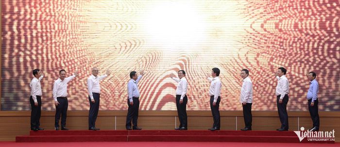 Phó Thủ tướng Hồ Quốc Dũng cùng các đại biểu thực hiện nghi thức phát động chiến dịch 90 ngày xây dựng và hoàn thiện Kho dữ liệu tỉnh Phú Thọ.