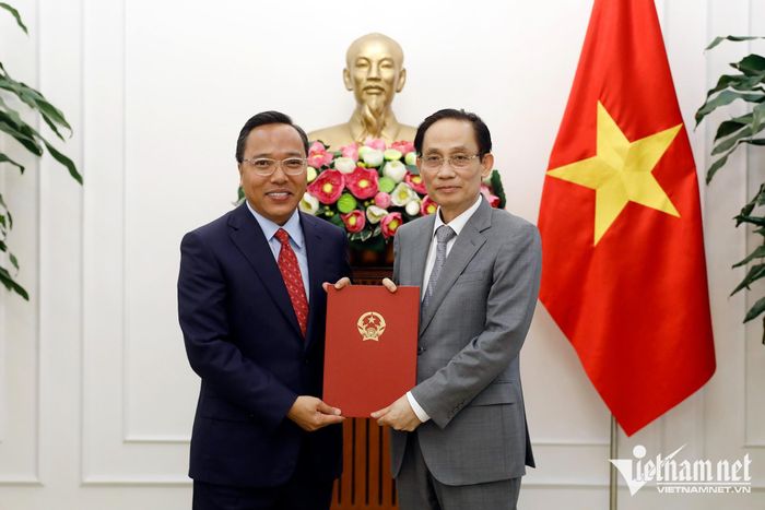 Bộ trưởng Ngoại giao Lê Hoài Trung trao quyết định cho Thứ trưởng Nguyễn Hoàng Long