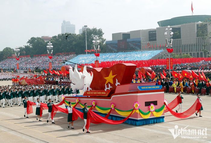 Khối diễu hành người Việt Nam ở nước ngoài tại lễ kỷ niệm 80 năm Quốc khánh. Ảnh: Phạm Hải