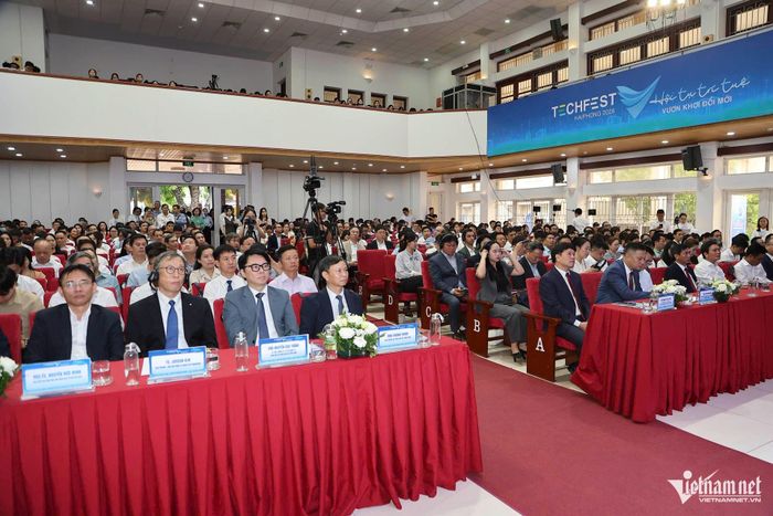 Techfest HaiPhong 2026 diễn ra trong 2 ngày 4 và 5/8, có sự tham dự của đại biểu đến từ 5 quốc gia gồm: Hàn Quốc, Trung Quốc, Singapore, Nhật Bản và Thái Lan; thu hút hơn 3.000 đại biểu trực tiếp và khoảng 10.000 lượt tham dự trực tuyến.