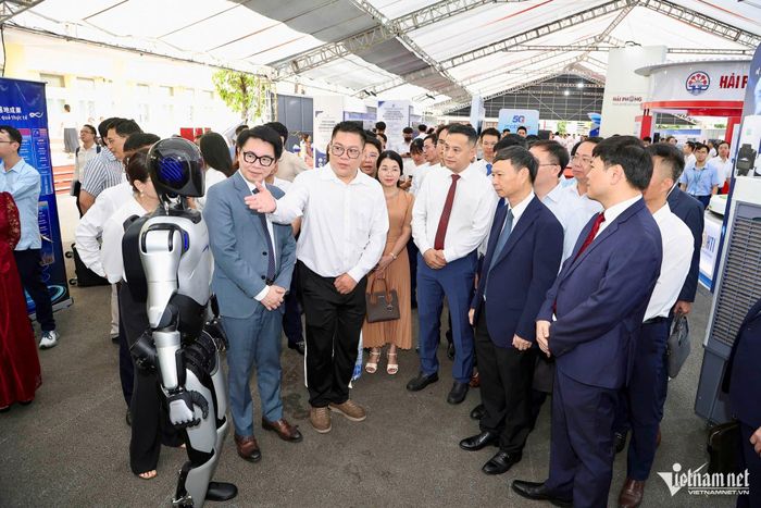 Lãnh đạo Bộ Khoa học và Công nghệ, thành phố cùng các đại biểu tham quan gian trưng bày ứng dụng số hóa và công nghệ tại lễ khai mạc "Techfest HaiPhong 2026".