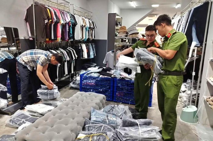 Công an kiểm tra cửa hàng của Nguyễn Đình Tuấn. Ảnh: CACC