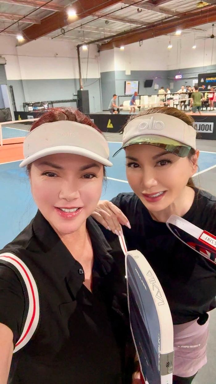Ca sĩ Trizzie Phương Trinh rủ vợ danh hài Chí Tài đi chơi Pickleball.