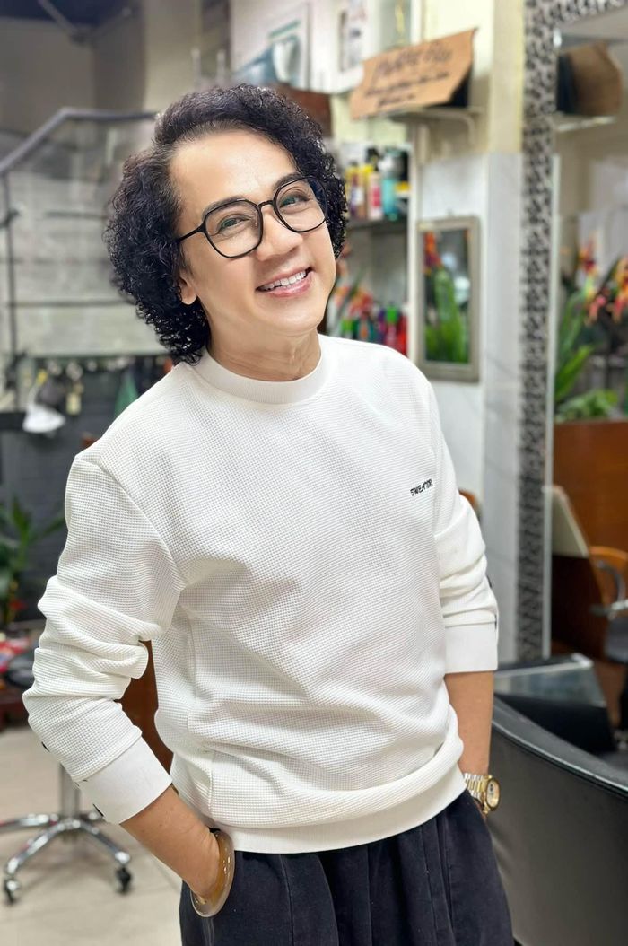 NSƯT Thành Lộc đi cắt tóc.
