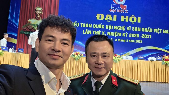 Sao Việt 4/8: Cục trưởng - NSND Xuân Bắc làm thơ bày tỏ niềm vui khi gặp NSND Tự Long: "Đi dự Đại hội gặp Tự Long/ Muốn chụp cái ảnh thỏa ước mong/ Ngờ đâu Đại tá đòi thêm nữa/ Giơ thẻ, chụp đi thế mới xong".