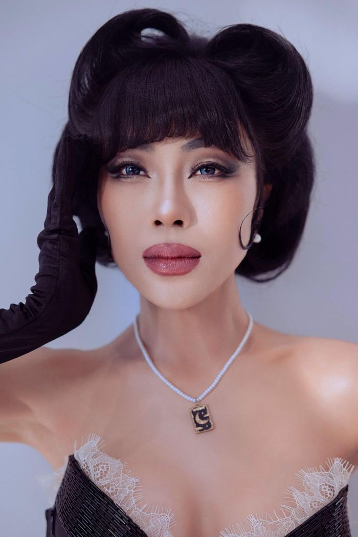 MC Trác Thúy Miêu chụp ảnh với phong cách mới.