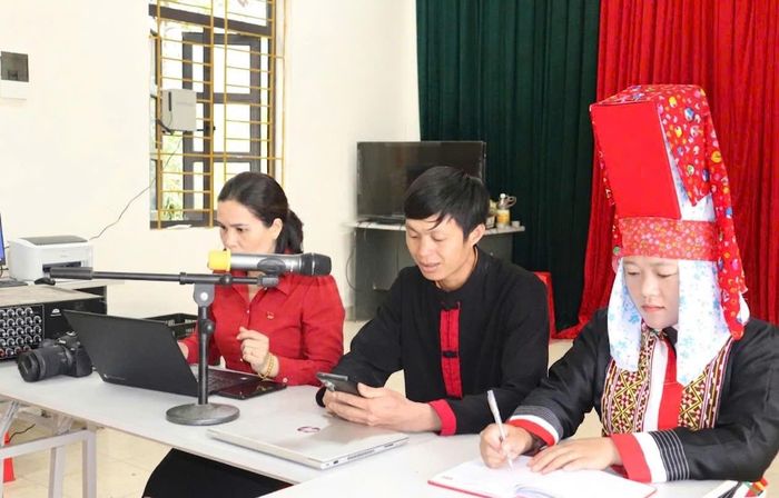 Người có uy tín thôn Sông Moóc, xã Hoành Mô, tỉnh Quảng Ninh tuyên truyền trên phát thanh cho người dân. Ảnh: Mỹ Dung