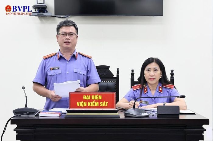  Đại diện VKSND TP Hà Nội thực hành quyền công tố và kiểm sát xét xử tại phiên tòa công bố bản cáo trạng của VKSND tối cao truy tố 14 bị cáo.