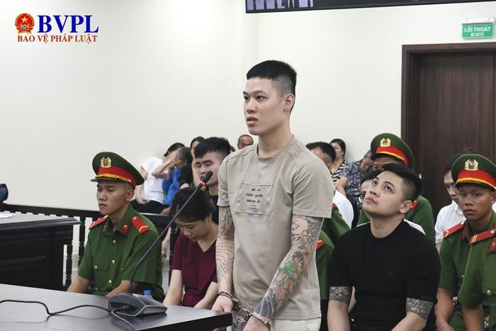  Bị cáo San Ngọc Quang trước bục khai báo.