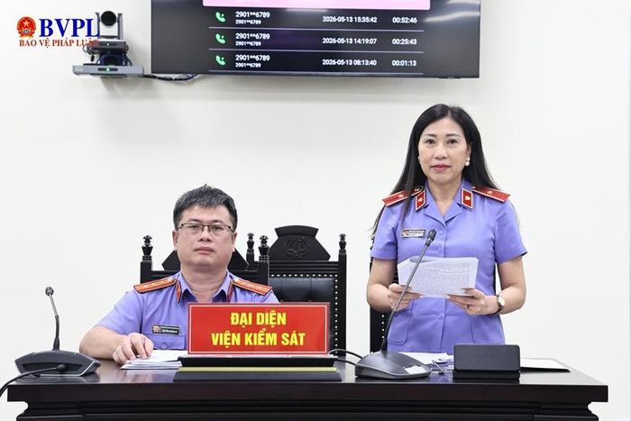  Đại diện VKSND TP Hà Nội thực hành quyền công tố và kiểm sát xét xử tại phiên tòa công bố bản cáo trạng của VKSND tối cao truy tố 14 bị cáo.