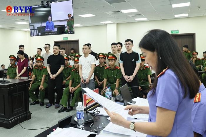  Các bị cáo đứng nghe đại diện Viện kiểm sát công bố bản cáo trạng.