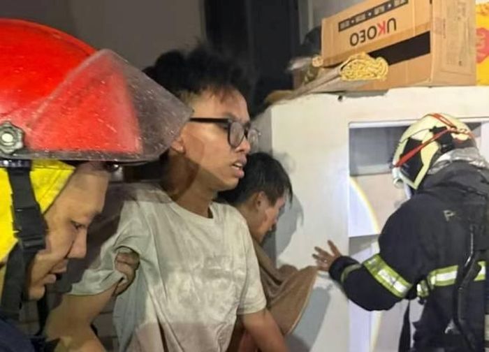  Lực lượng chức năng đưa người bị nạn ra ngoài an toàn.