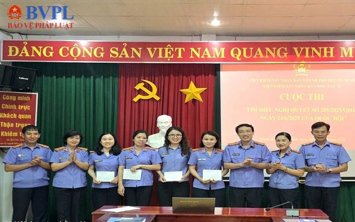 Lãnh đạo đơn vị trao giải và chụp hình lưu niệm với các thí sinh đạt giải.