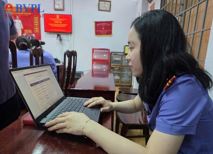 Các thí sinh tập trung, nghiêm túc làm bài thi.